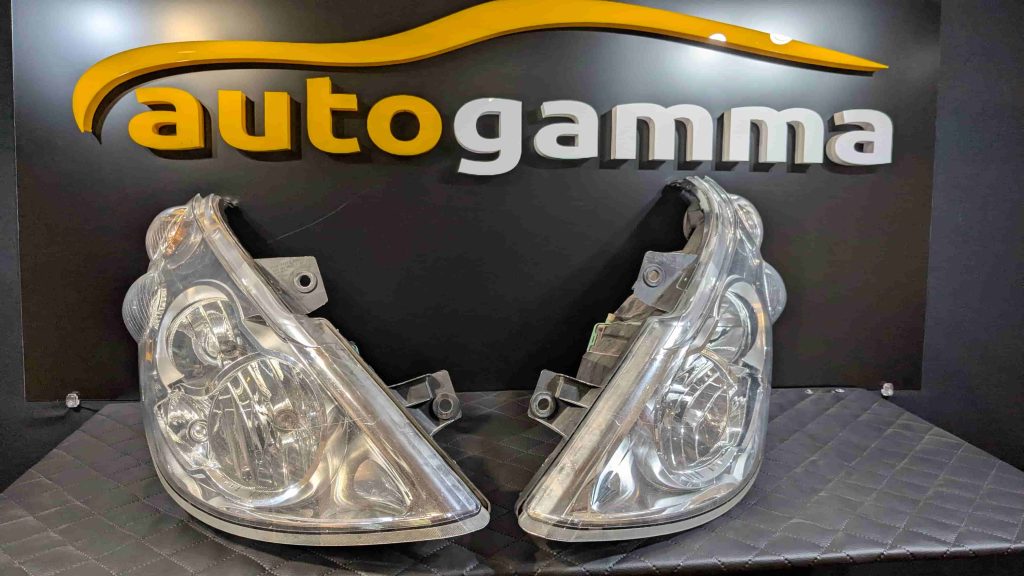 Reflektor Renault Master przed regeneracją 